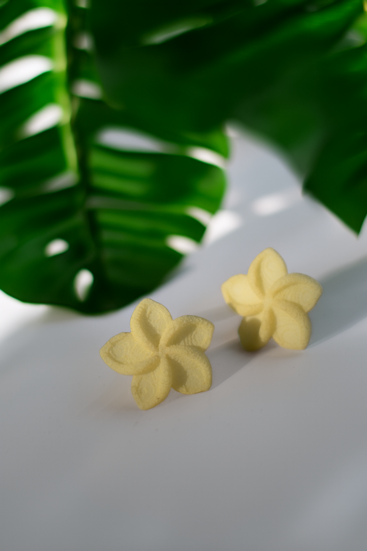 OHANA – Puces d’oreilles Fleur de Plumeria