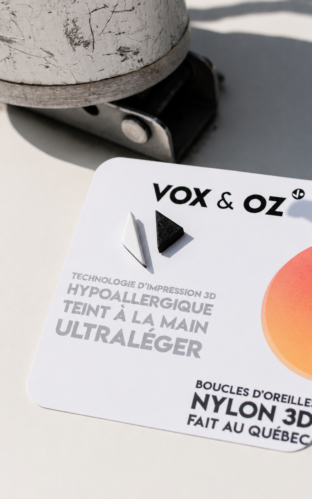 Puces d’oreilles triangles asymétriques Zig Zag – Ultralégères en nylon recyclé | Fait au Québec
