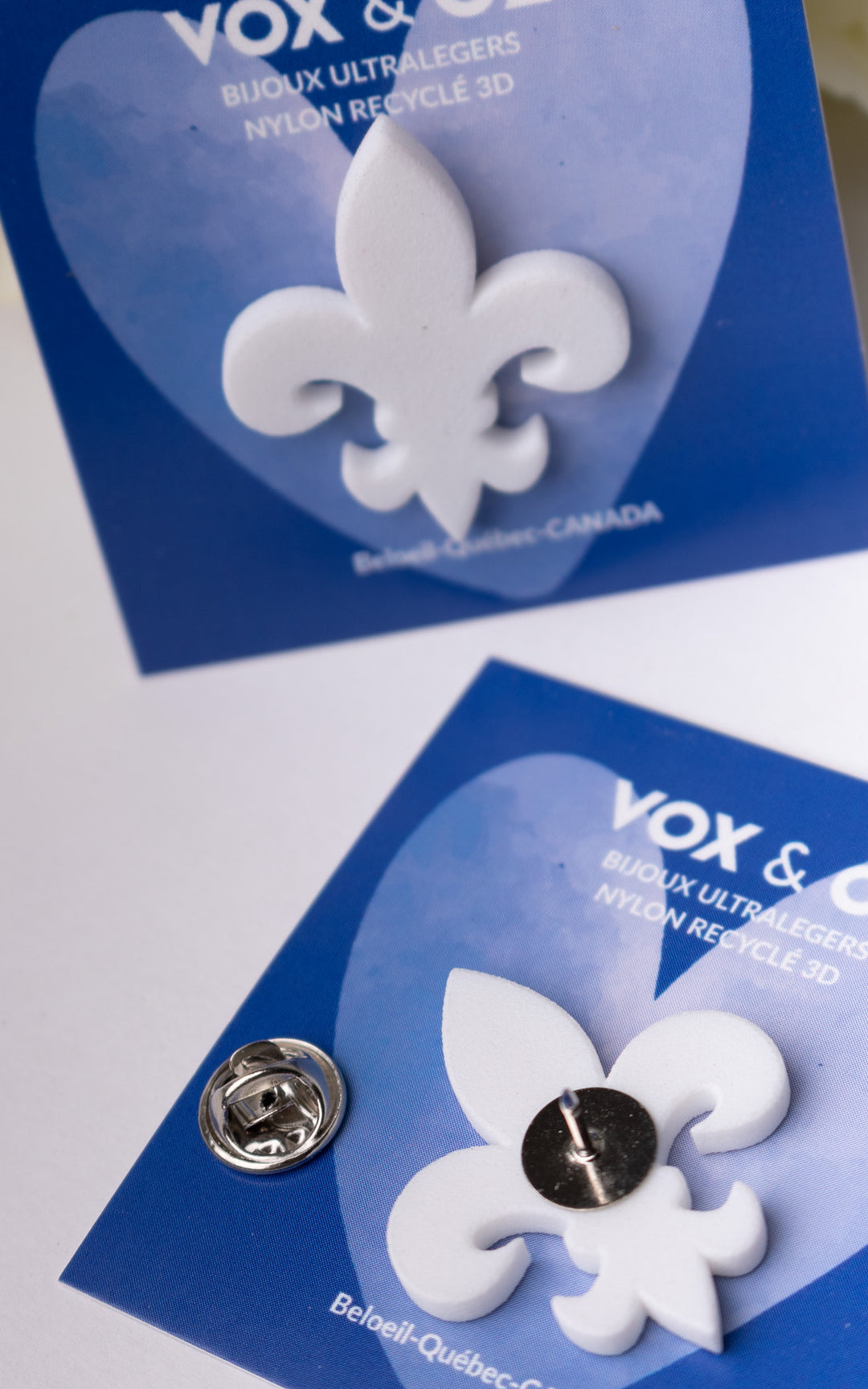 Épinglette Fleur de Lys – Bijou québécois contemporain ultraléger