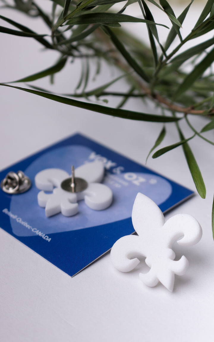 Épinglette Fleur de Lys blanche de Vox &amp; Oz  accessoire québécois léger en nylon recyclé.