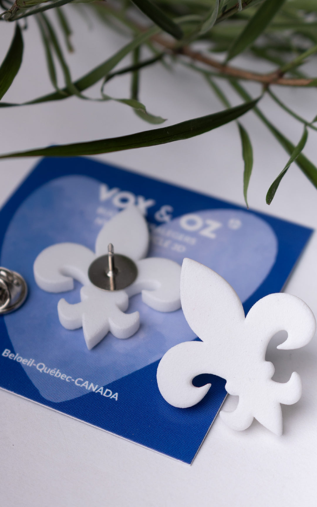 Épinglette Fleur de Lys – Bijou québécois contemporain ultraléger