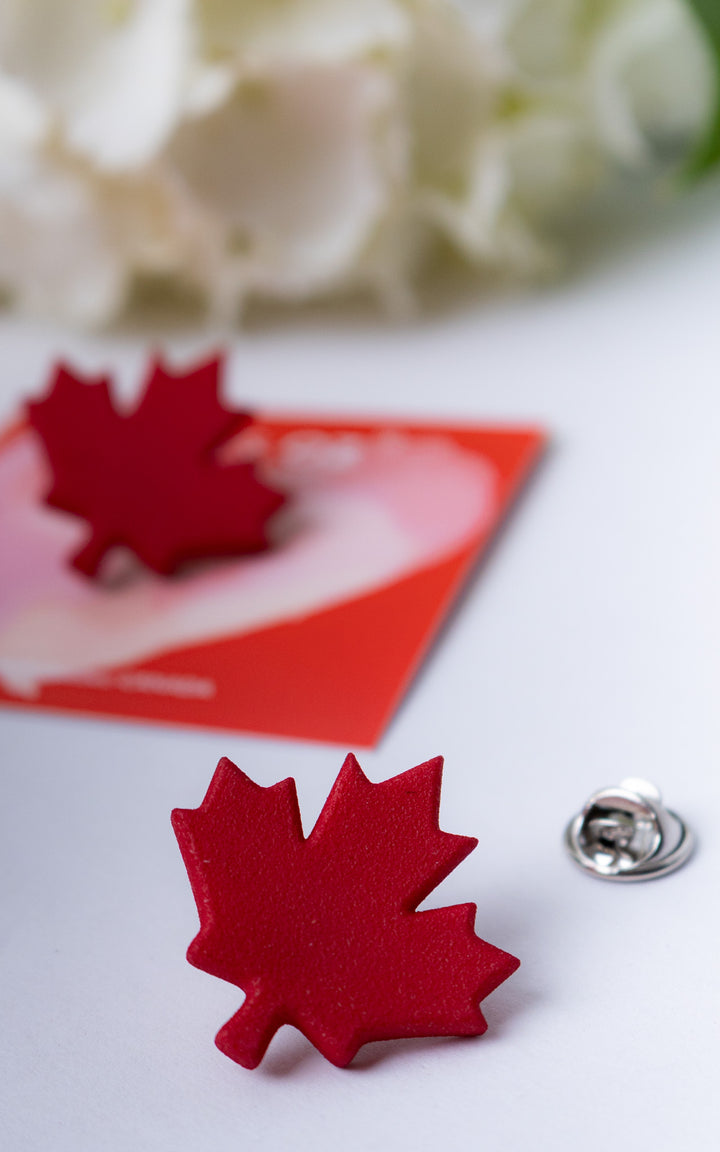 Épinglette Feuille d’Érable — Bijou canadien contemporain ultraléger