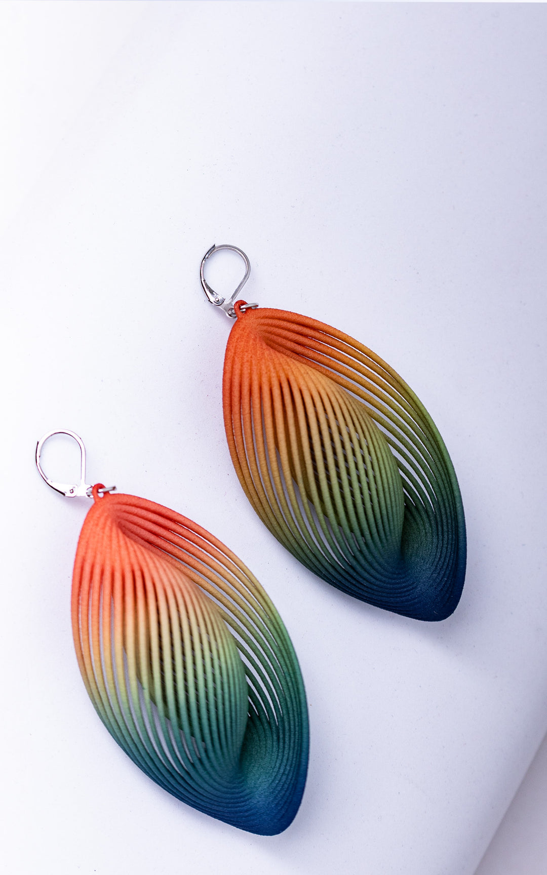 Boucles d’oreilles OASIS multicolores ultralégères en nylon recyclé imprimé 3D avec dégradé corail, lime et bleu signées Vox &amp; Oz