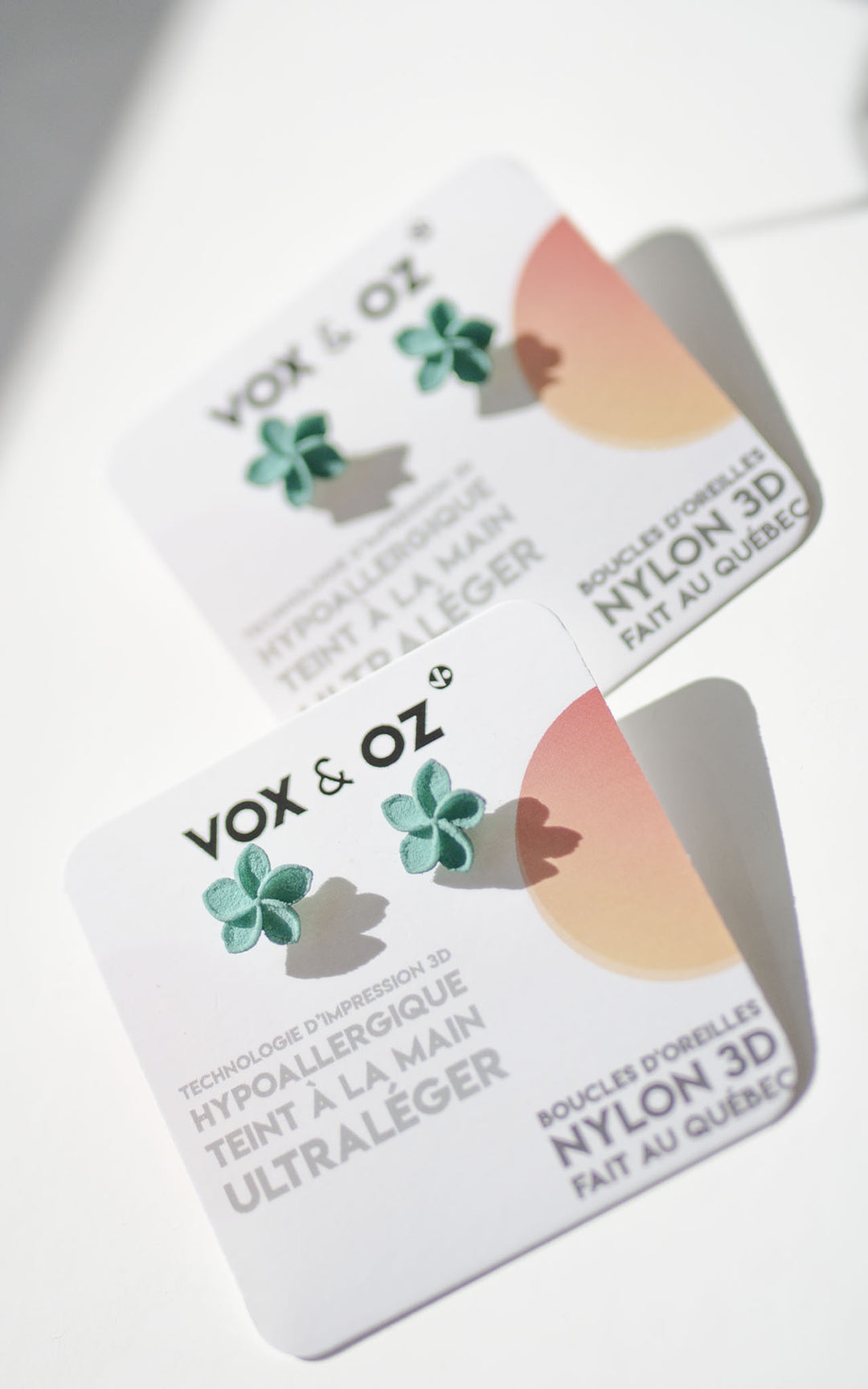 Puces d’oreilles OHANA emeraude de Vox & Oz – bijoux floraux 3D en nylon recyclé, posées sur fond blanc
