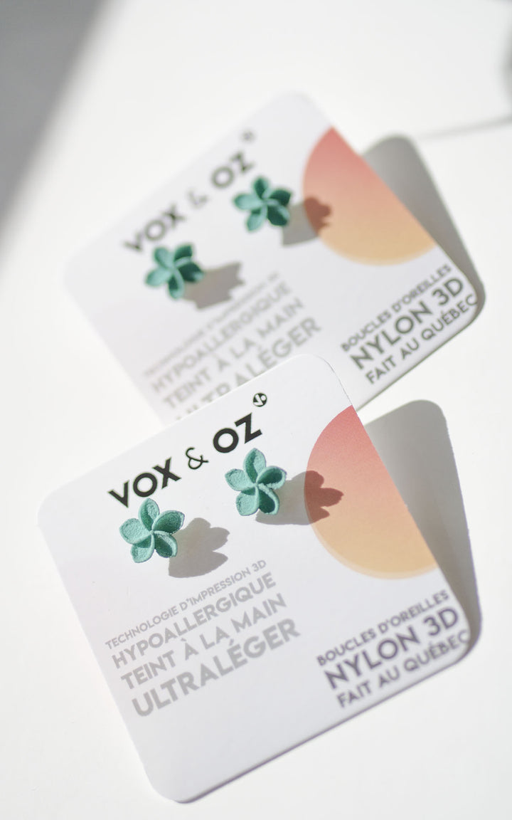 Puces d’oreilles OHANA emeraude de Vox & Oz – bijoux floraux 3D en nylon recyclé, posées sur fond blanc