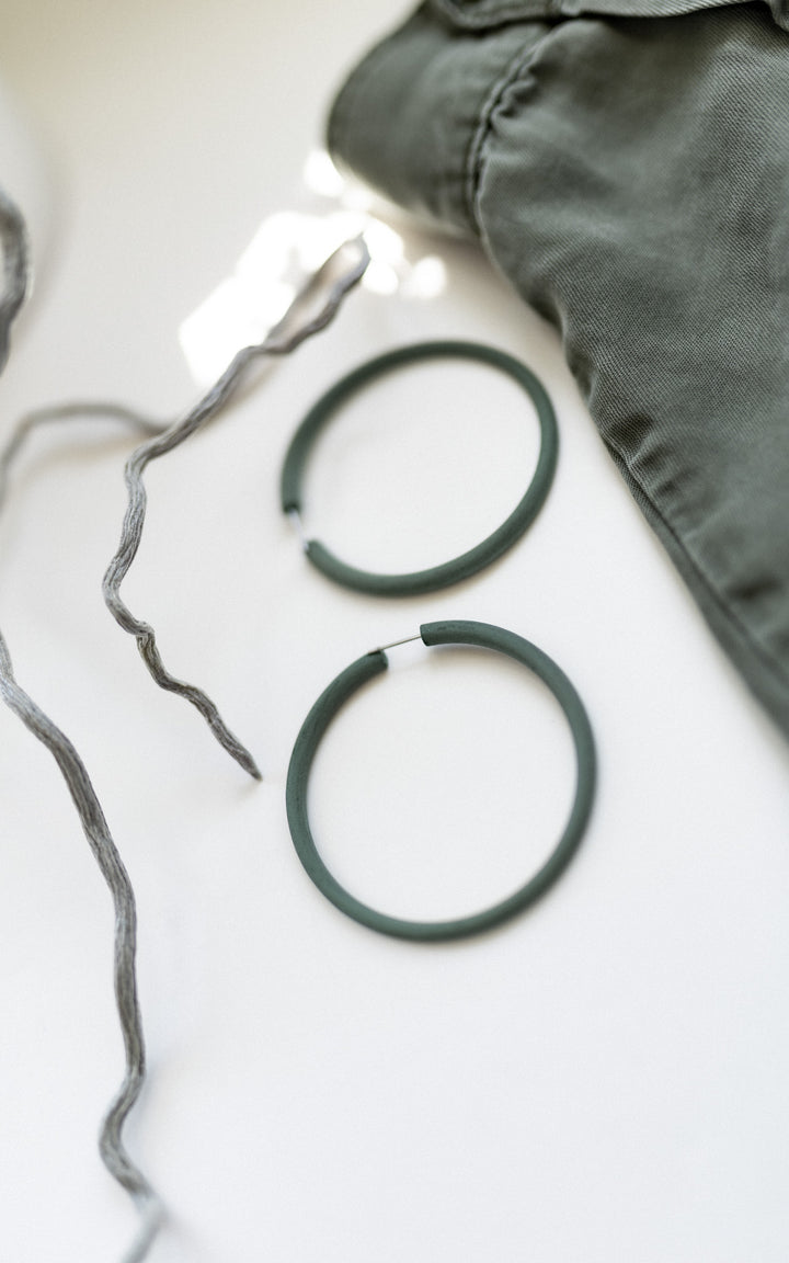 Boucles d’oreilles ultralégères faites au Québec – modèle Atlas vert fonce