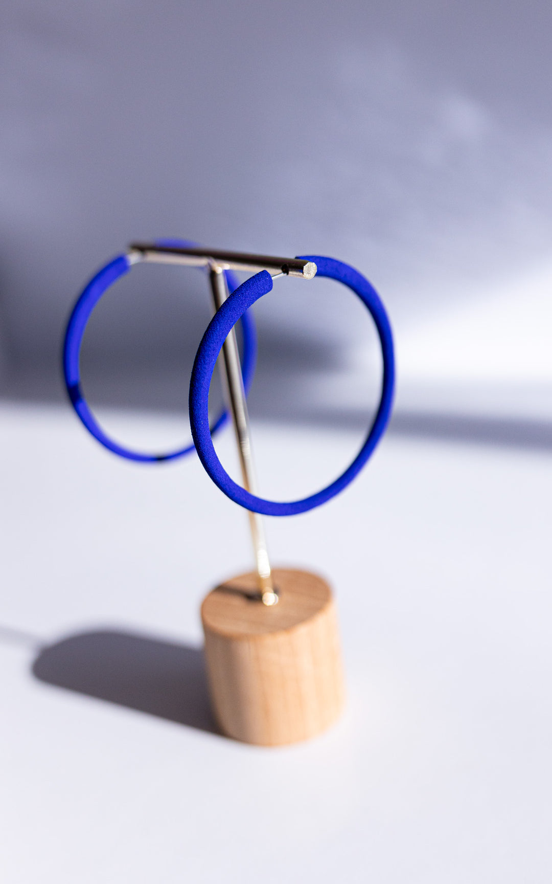 Boucles d’oreilles ultralégères faites au Québec – modèle Atlas bleu électrique