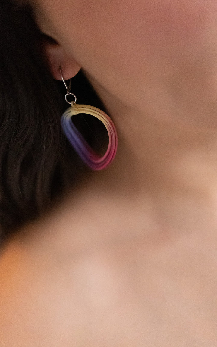 Boucle d’oreille ronde multicolore, inspirée d’un conte de fées. Bijou ultraléger en nylon recyclé, teinte artisanale éclatante. Design signé Vox & Oz, fait au Québec.