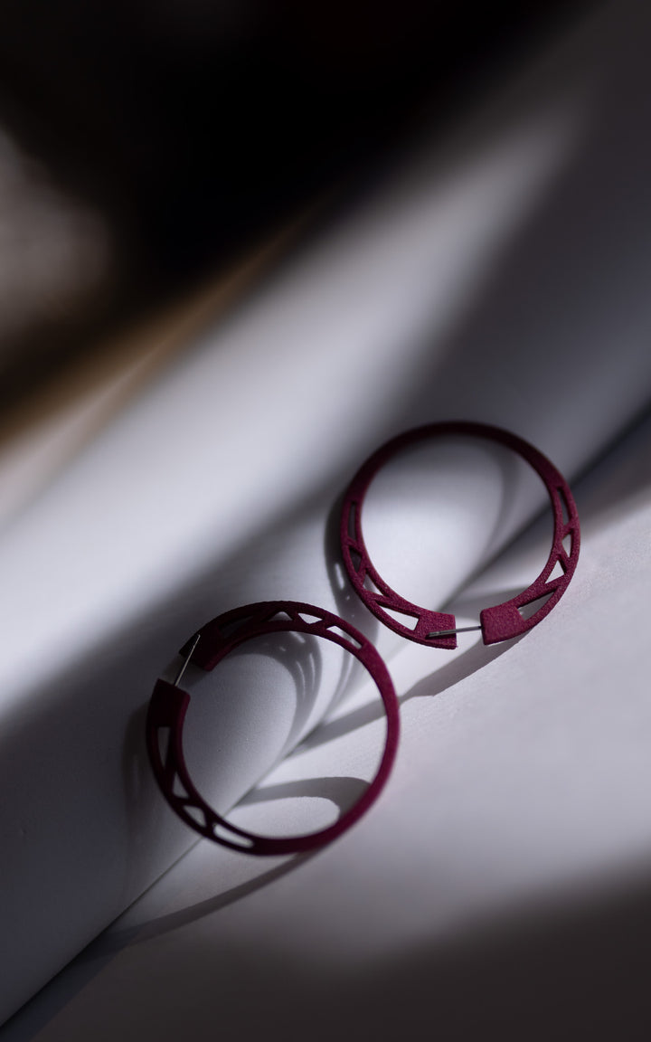 Anneaux d’oreilles COSMOS — Design architectural minimaliste en nylon recyclé