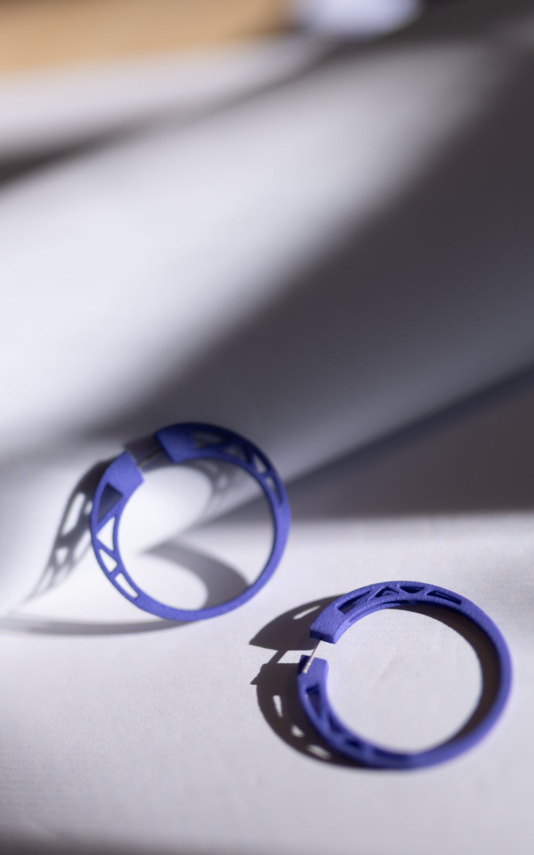 Anneaux d’oreilles COSMOS — Design architectural minimaliste en nylon recyclé