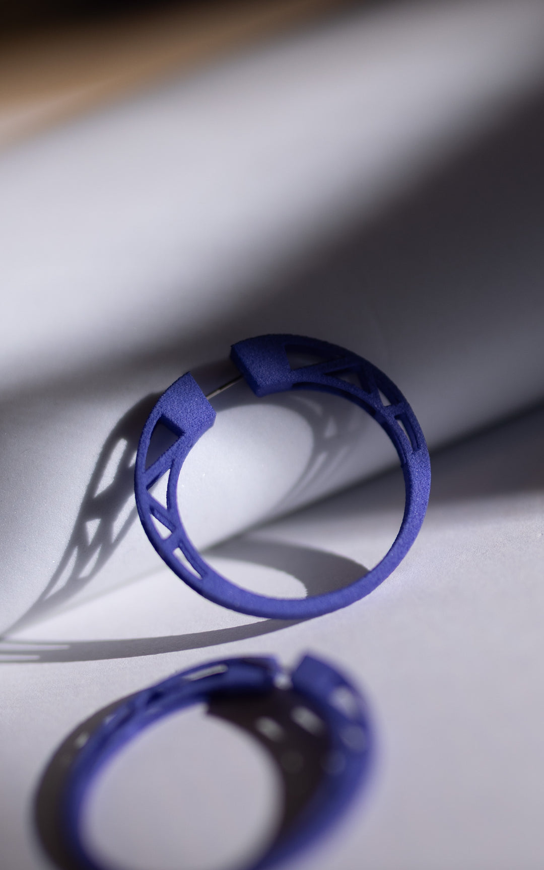 Anneaux d’oreilles COSMOS — Design architectural minimaliste en nylon recyclé