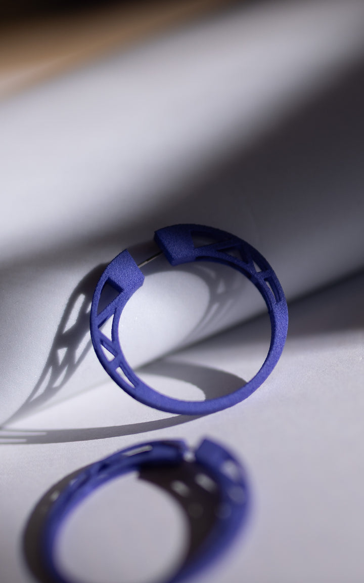 Anneaux d’oreilles COSMOS — Design architectural minimaliste en nylon recyclé