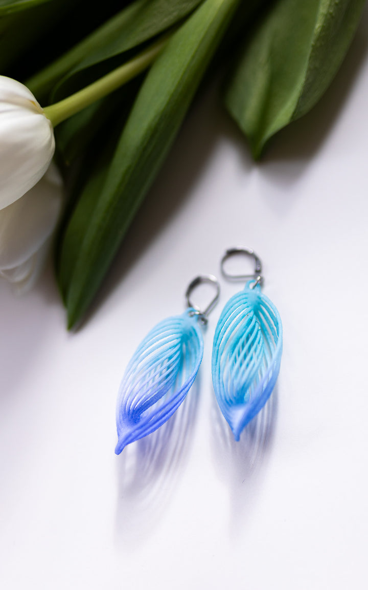 Boucles d'oreilles aux formes allongées et aux volume arrondi, belles teintes turquoise dégradé ver le bleu.s. Bijoux Ultralégers qui une fois portée à l'oreille ne déforment aucunement le lobe.  Modèle se nomme ASTRAL de la collection Vox & Oz.
