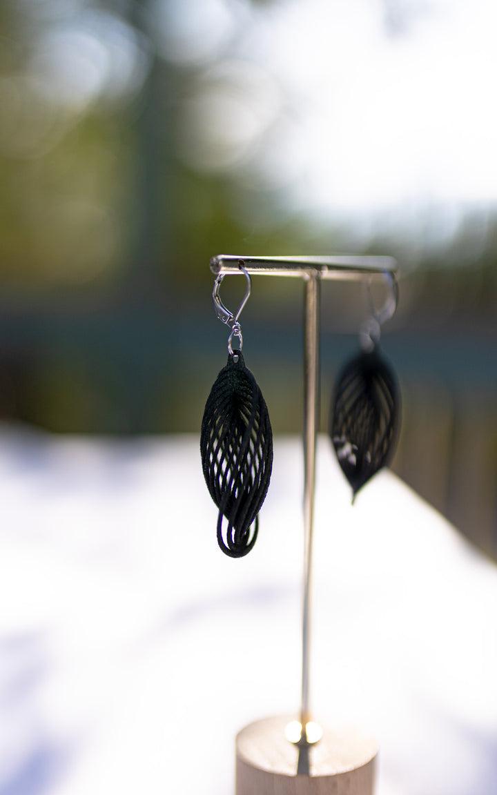Boucles d'oreilles aux formes allongées et aux volume arrondi, Couleur Noire, Bijoux Ultralégers qui une fois portée à l'oreille ne déforment aucunement le lobe.  Modèle se nomme ASTRAL de la collection Vox & Oz.
