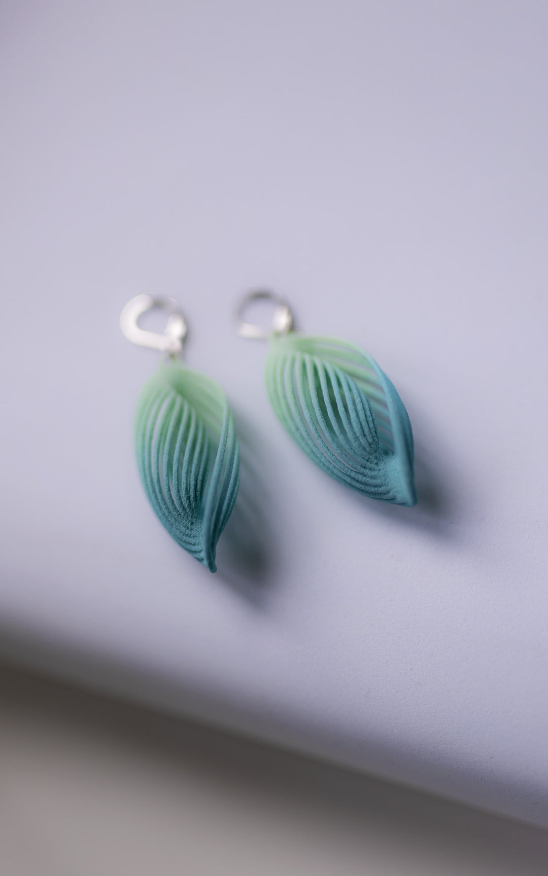 Boucles d'oreilles Impression 3D qui ressemblent à une feuille, belles teintes de vert dégradés. Bijoux Ultralégers qui une fois portée à l'oreille ne déforment aucunement le lobe.  Modèle se nomme ASTRAL de la collection Vox & Oz.
