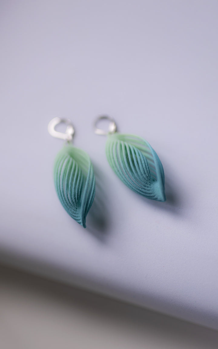 Boucles d'oreilles Impression 3D qui ressemblent à une feuille, belles teintes de vert dégradés. Bijoux Ultralégers qui une fois portée à l'oreille ne déforment aucunement le lobe.  Modèle se nomme ASTRAL de la collection Vox & Oz.
