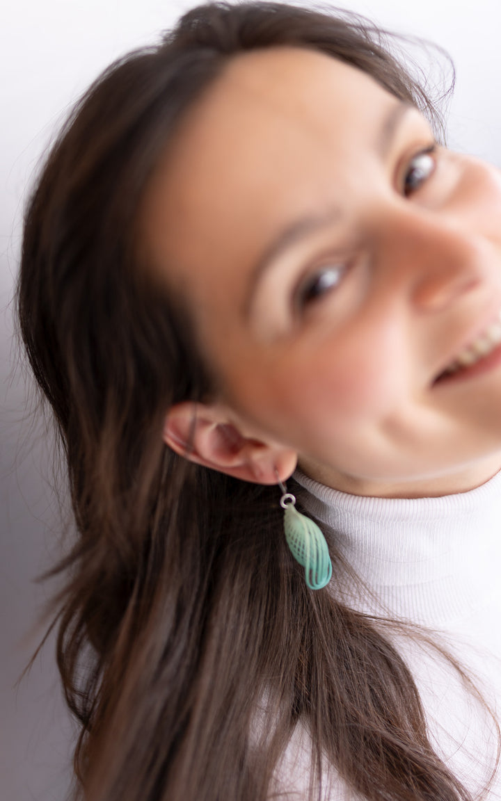 Boucles d'oreilles Impression 3D qui ressemblent à une feuille, belles teintes de vert dégradés. Bijoux Ultralégers qui une fois portée à l'oreille ne déforment aucunement le lobe.  Modèle se nomme ASTRAL de la collection Vox & Oz.
