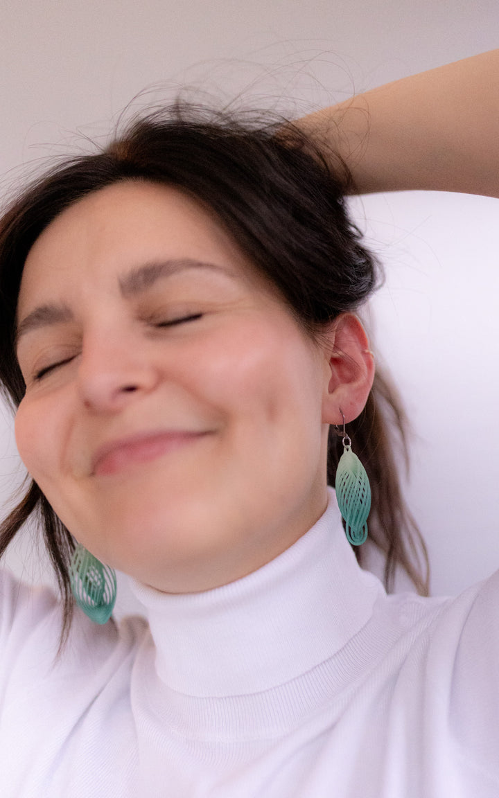 Boucles d'oreilles Impression 3D qui ressemblent à une feuille, belles teintes de vert dégradés. Bijoux Ultralégers qui une fois portée à l'oreille ne déforment aucunement le lobe.  Modèle se nomme ASTRAL de la collection Vox & Oz.
