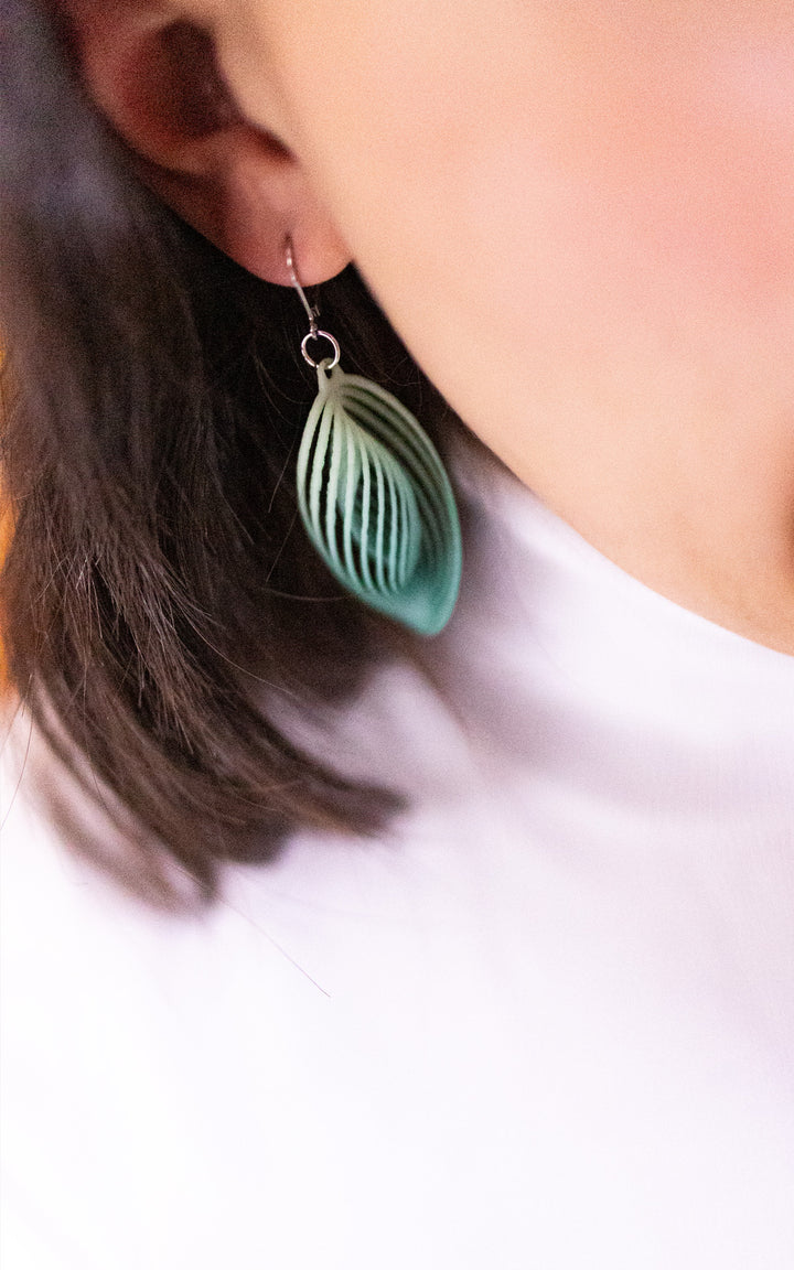 Boucles d'oreilles Impression 3D qui ressemblent à une feuille, belles teintes de vert dégradés. Bijoux Ultralégers qui une fois portée à l'oreille ne déforment aucunement le lobe.  Modèle se nomme ASTRAL de la collection Vox & Oz.
