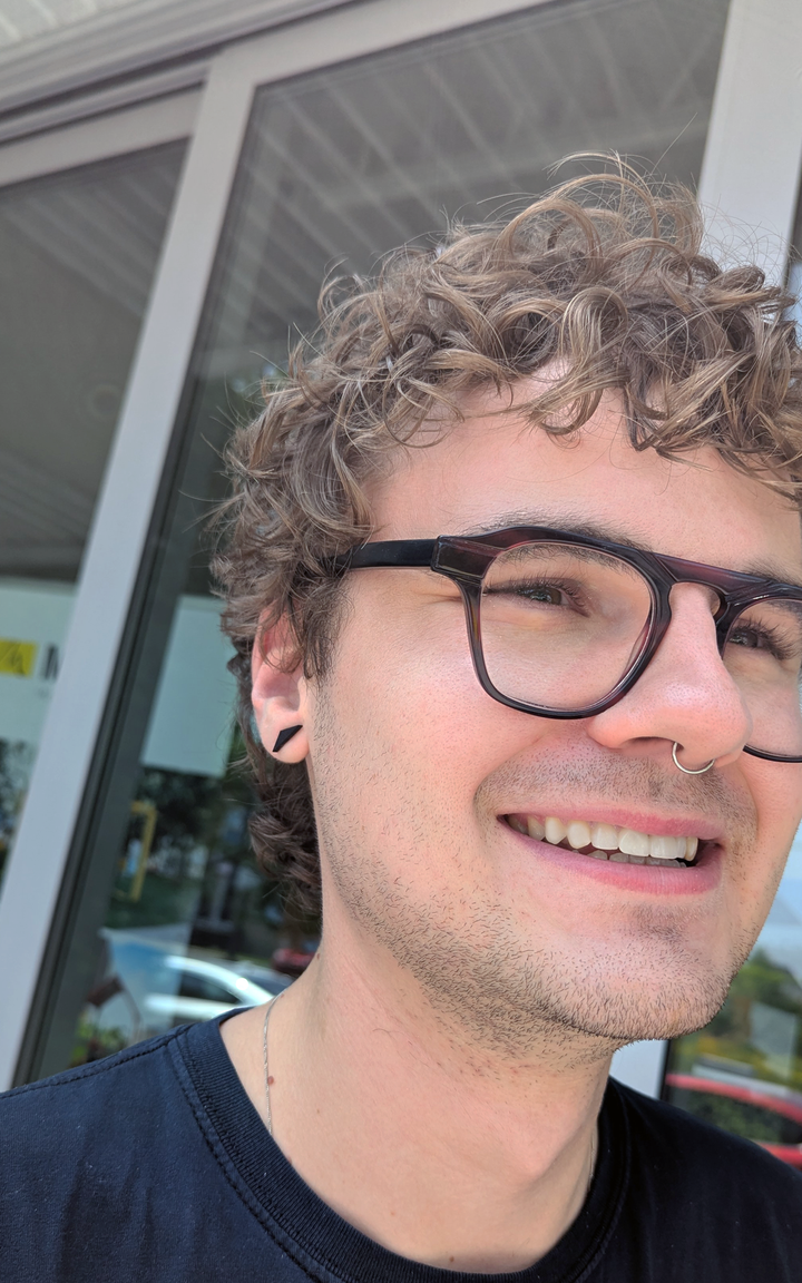 DELTA – Puce triangulaire asymétrique en nylon recyclé