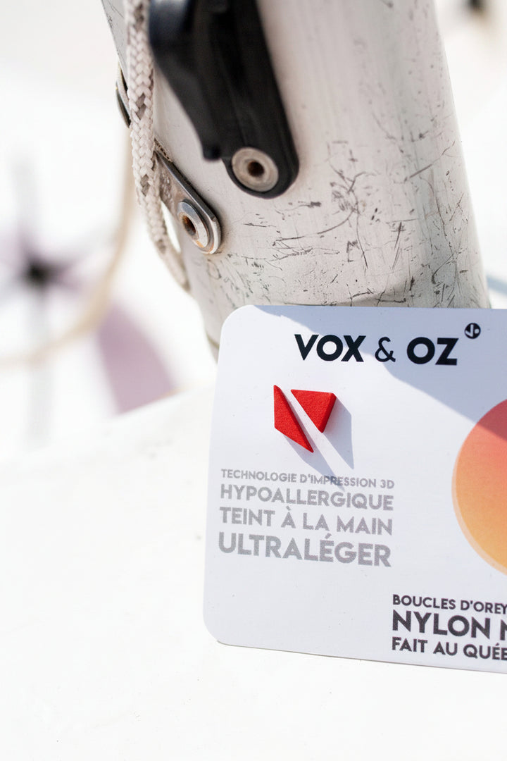 Boucles d’oreilles Vox &amp; Oz Zig Zag rouges en nylon recyclé imprimé 3D, ultralégères et hypoallergéniques, faites au Québec, présentées sur carte produit