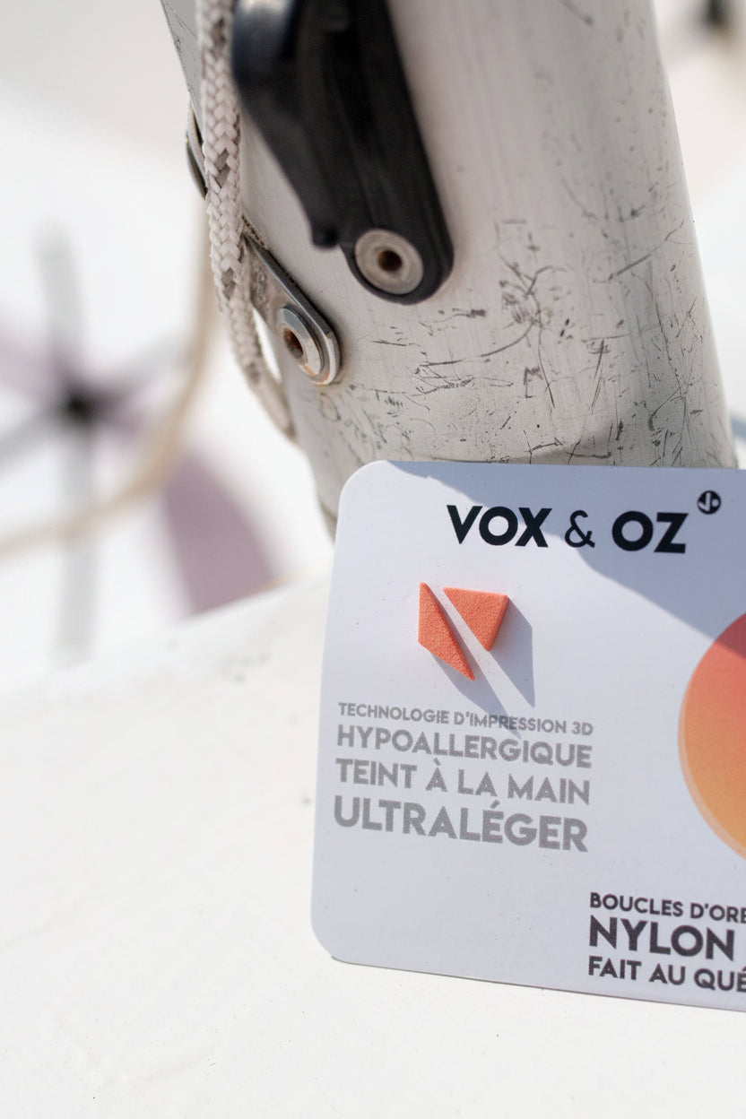 Boucles d’oreilles Zig Zag corail Vox &amp; Oz présentées sur carte produit, bijou ultraléger teint à la main en nylon recyclé au Québec