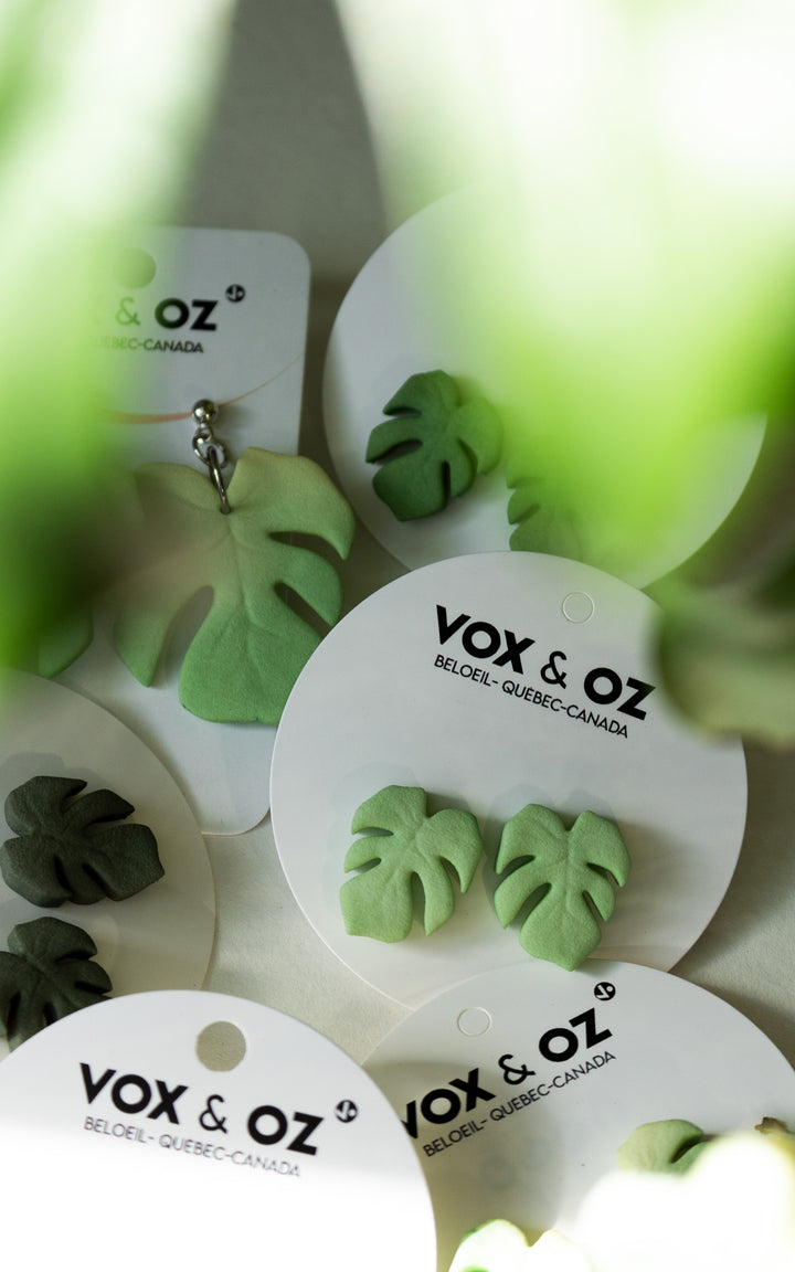 Vue de face des puces d’oreilles en forme de feuille de Monstera, modèle MAUI. Leur design épuré met en valeur les nervures stylisées de la feuille, symbole de fraîcheur et de style botanique.
Chaque boucle est imprimée en 3D à partir de nylon recyclé, puis teintée à la main dans une douce teinte de vert végétal. Un bijou minimaliste, ultraléger et fait au Québec, parfait pour un look naturel et contemporain.