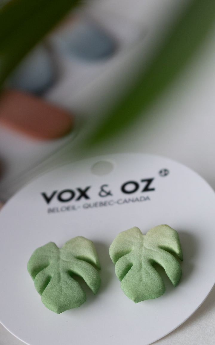 Vue de face des puces d’oreilles en forme de feuille de Monstera, modèle MAUI. Leur design épuré met en valeur les nervures stylisées de la feuille, symbole de fraîcheur et de style botanique.
Chaque boucle est imprimée en 3D à partir de nylon recyclé, puis teintée à la main dans une douce teinte de vert végétal. Un bijou minimaliste, ultraléger et fait au Québec, parfait pour un look naturel et contemporain.