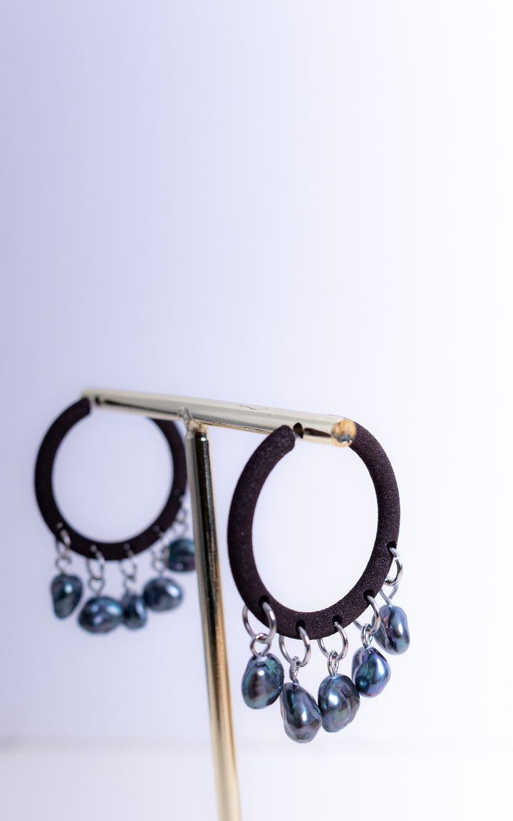 Anneaux d’oreilles Esmeralda noirs avec multiples perles baroques noires suspendues sur présentoir, boucles ultralégères design contemporain fait au Québec par Vox &amp; Oz