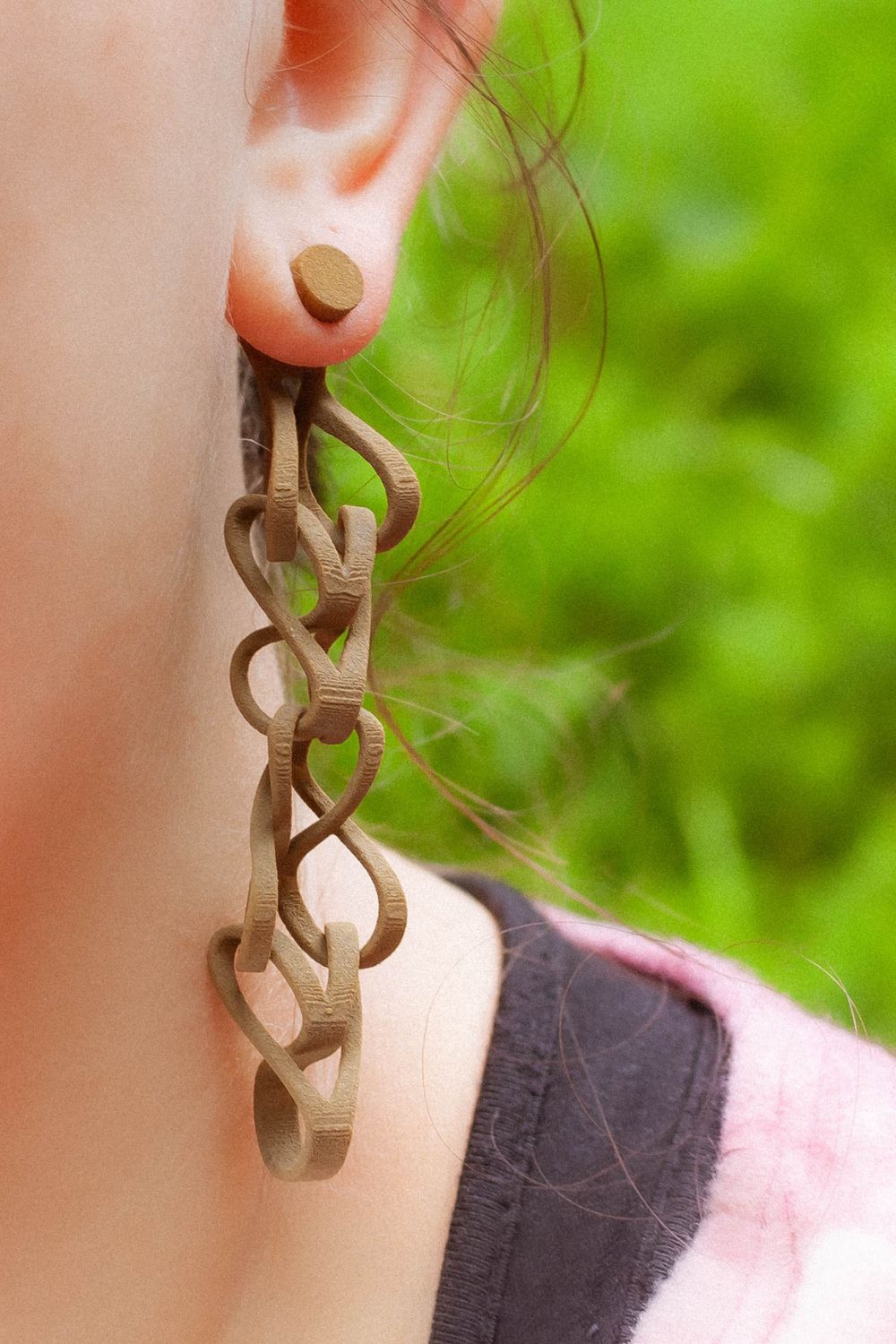 Boucles d'oreilles olive légères pour femme, modèle BORABORA de Vox & Oz, design ondulé en nylon recyclé avec attache puce assortie.