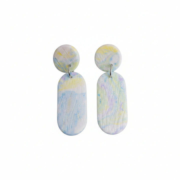 Détail de boucles d’oreilles ultralégères en nylon recyclé imprimé 3D, texture marbrée pastel multicolore, finition artisanale, Vox &amp; Oz