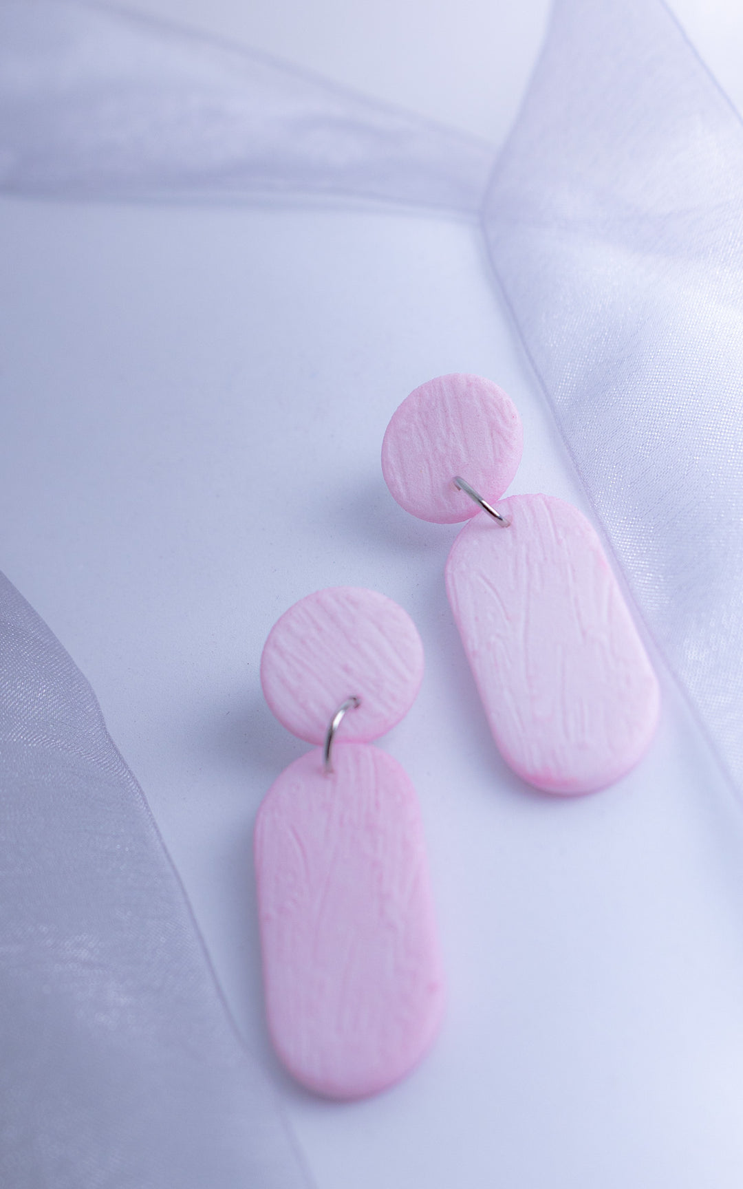 Boucles d’oreilles ultralégères rose pastel en nylon recyclé imprimé 3D, design texturé et minimaliste, finition mate, Vox &amp; Oz