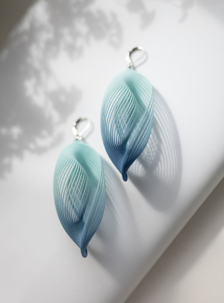 Boucles d’oreilles OASIS bleu glacier ultralégères en nylon recyclé imprimé 3D avec jeu d’ombres délicat signées Vox &amp; Oz