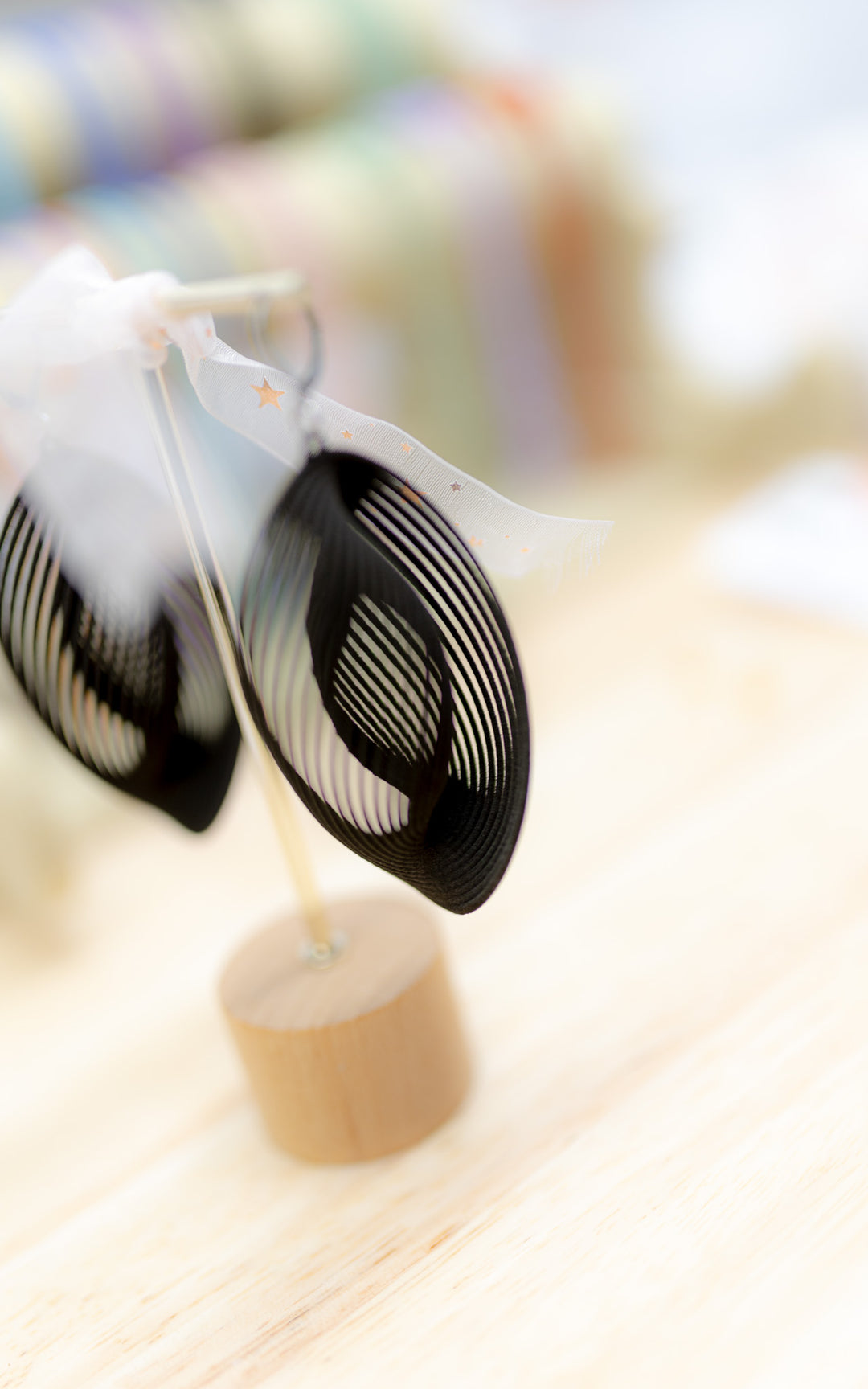 Boucles d’oreilles OASIS noires ultralégères au design sculptural imprimé 3D présentées dans une ambiance minimaliste signées Vox &amp; Oz