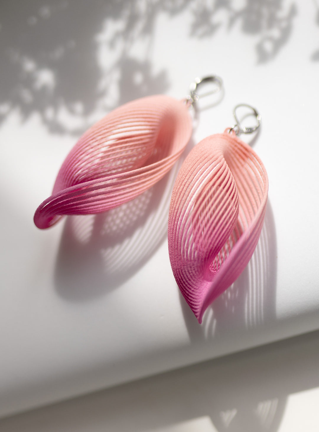 Boucles d’oreilles OASIS rose dégradé ultralégères en nylon recyclé imprimé 3D avec ombres délicates signées Vox &amp; Oz