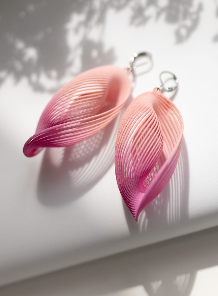 Boucles d’oreilles OASIS rose dégradé ultralégères en nylon recyclé imprimé 3D avec ombres délicates signées Vox &amp; Oz