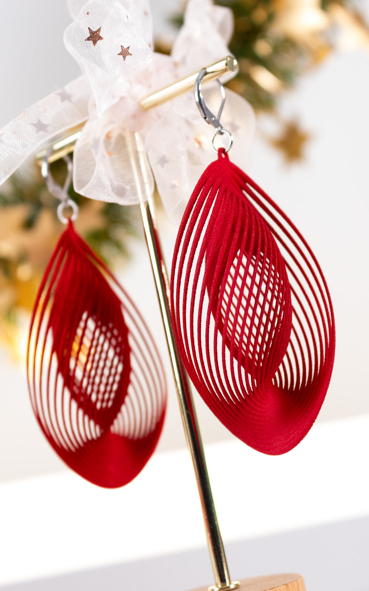 Boucles d’oreilles OASIS rouges ultralégères au design sculptural imprimé 3D présentées dans une ambiance festive signées Vox &amp; Oz