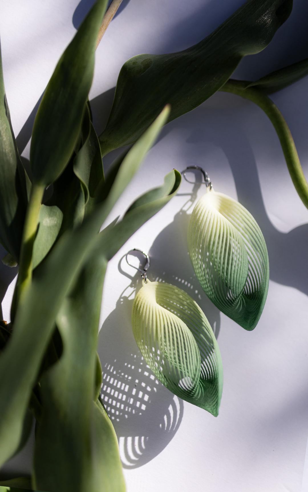 Boucles d’oreilles OASIS vert dégradé ultralégères en nylon recyclé imprimé 3D avec jeu d’ombres et lumière signées Vox &amp; Oz