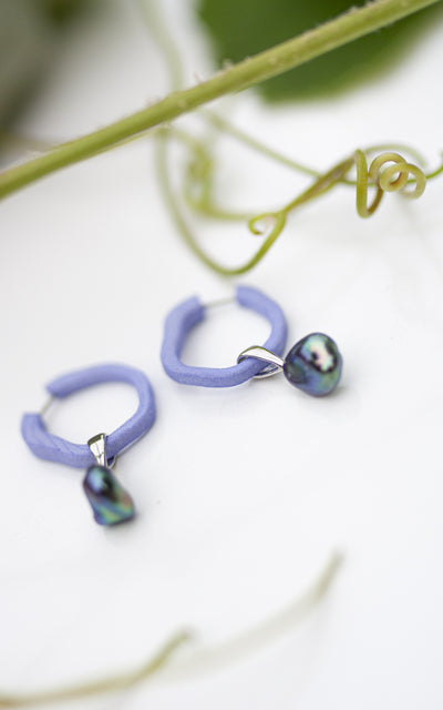 Petits anneaux colorés ondulés et perles I Guava et grandes perles noires