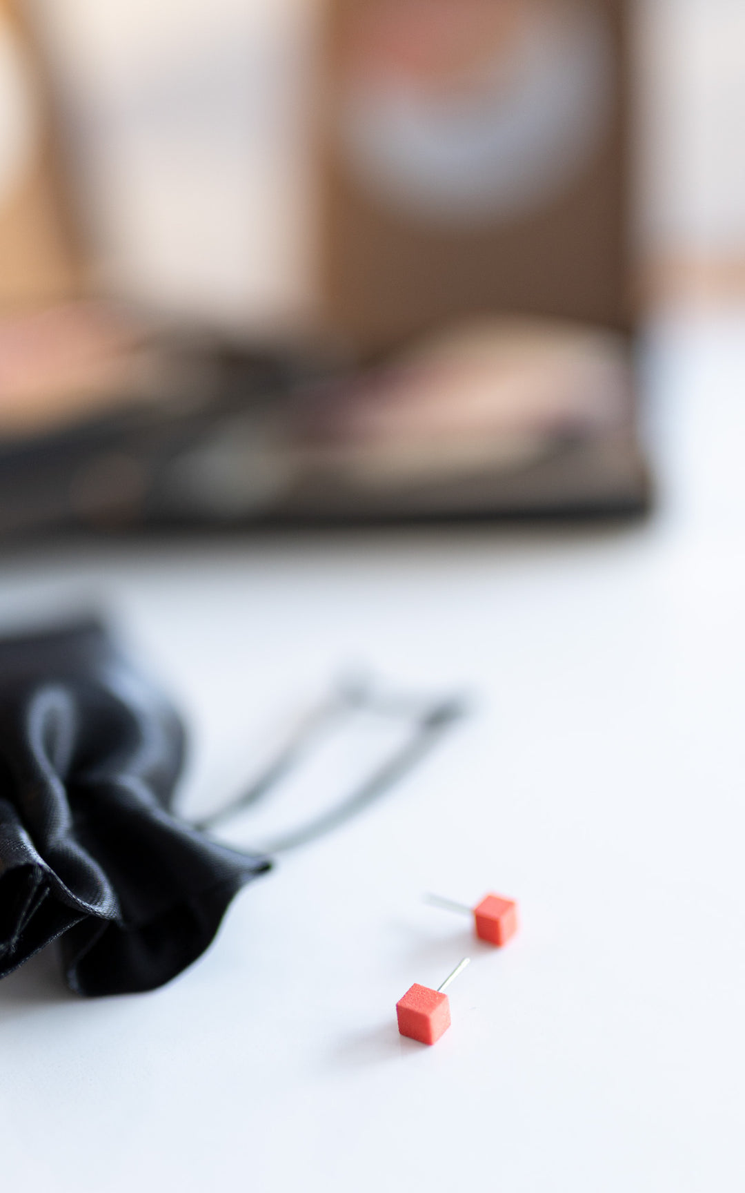 CUBIC – Puces d’oreilles cube en nylon recyclé | Minimalisme 3D