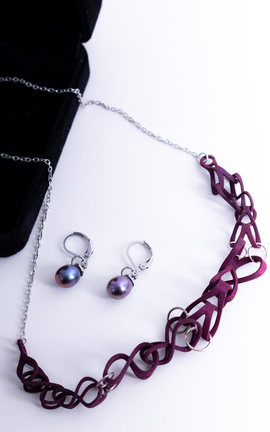 Béatrice — Bordeaux necklace set with ultralight aubergine pearl earrings