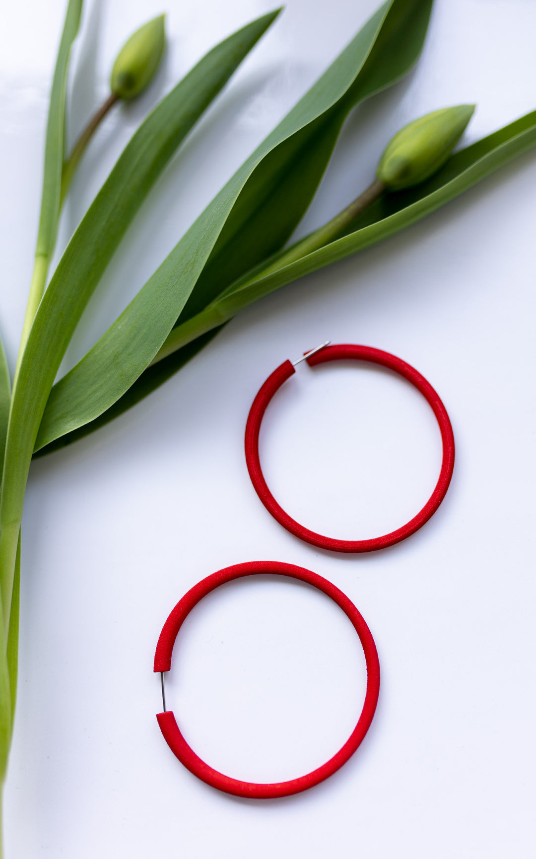 Boucles d’oreilles ultralégères faites au Québec – modèle Atlas Rouge Écarlate