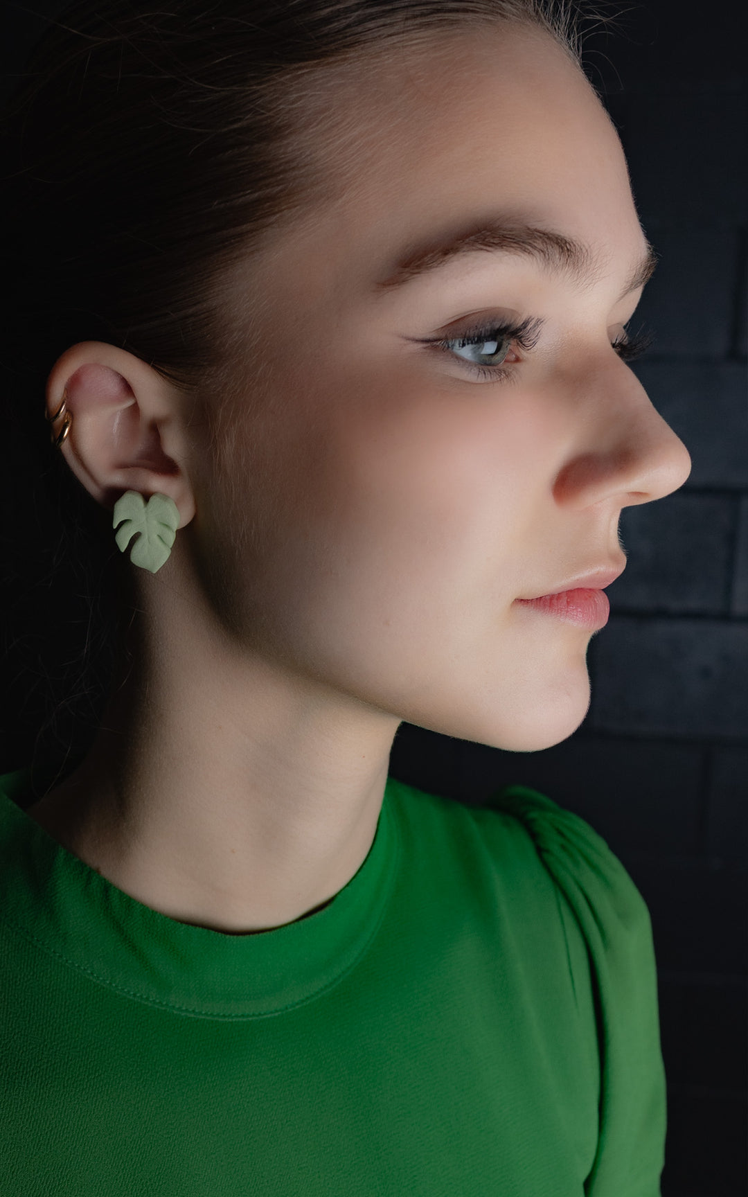 Une jeune femme au style naturel et raffiné, habillée de vert, porte fièrement une boucle d’oreille en forme de feuille de Monstera. Ce bijou vert, léger et organique, s’harmonise parfaitement à sa tenue végétale, évoquant la fraîcheur et l’élégance de la nature tropicale.
Un parfait exemple de bijou écoresponsable inspiré de la botanique, fait à Montréal.