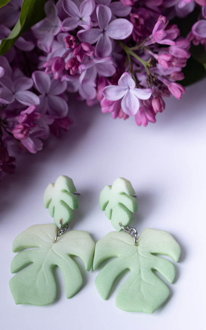 Boucles d’oreilles MAUI Duo Monstera vert pastel ultralégères avec fleurs lilas