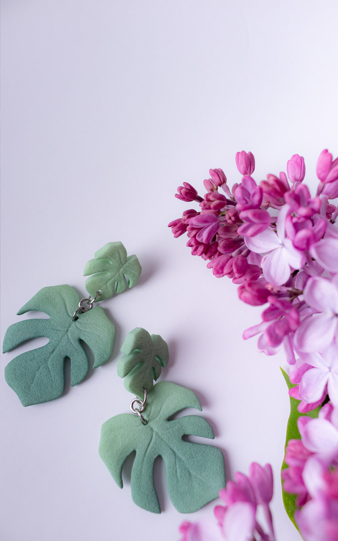 Boucles d’oreilles MAUI Monstera vert menthe avec fleurs lilas printanières