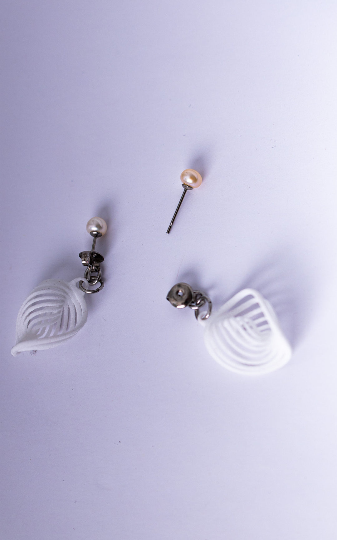 Boucles d’oreilles NEBULA &amp; Perle blanches en nylon recyclé imprimé 3D avec perles d’eau douce et attache papillon ultralégère fabriquée au Québec