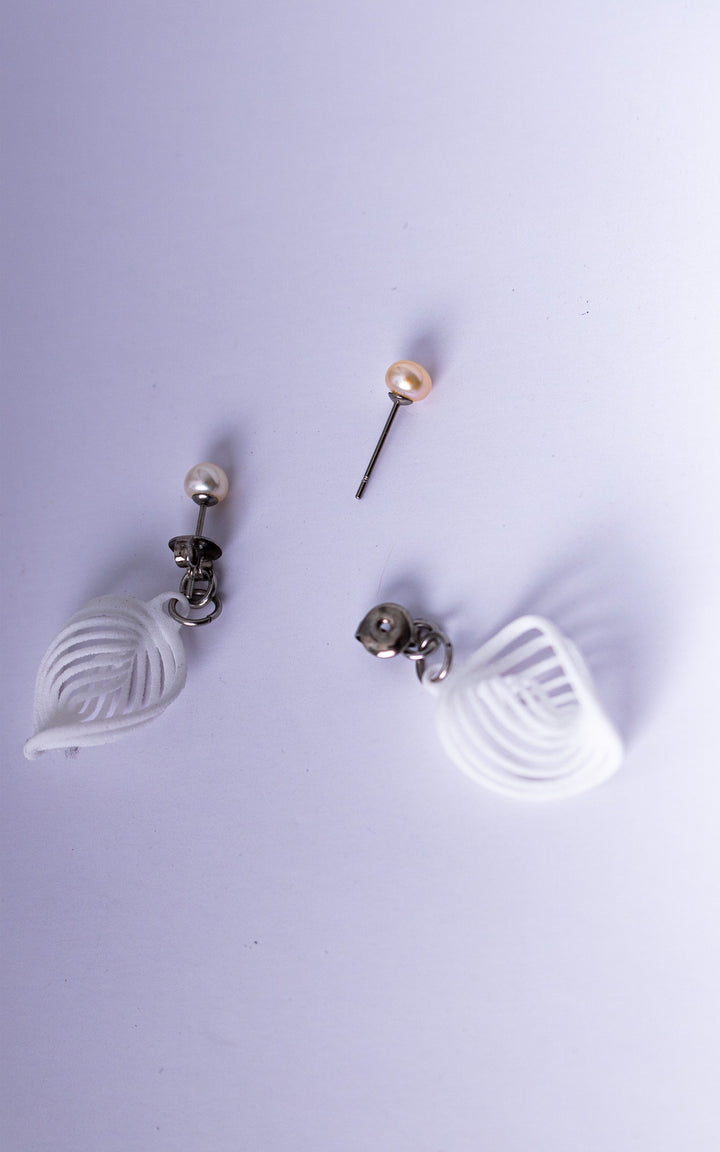 Boucles d’oreilles NEBULA &amp; Perle blanches en nylon recyclé imprimé 3D avec perles d’eau douce et attache papillon ultralégère fabriquée au Québec
