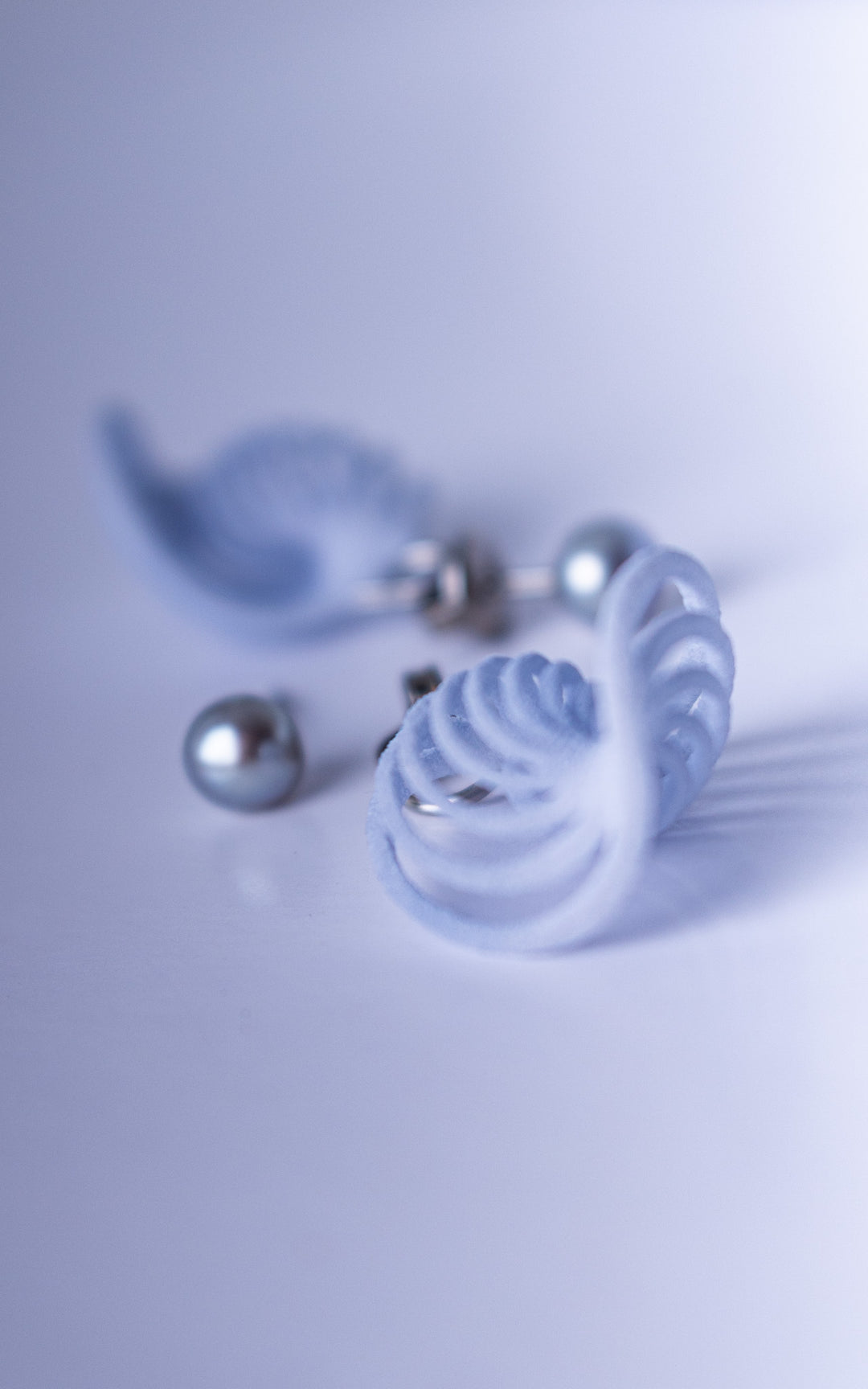 Boucles d’oreilles NEBULA &amp; Perle bleu glacier en nylon recyclé imprimé 3D avec perles argentées et structure spirale sculpturale ultralégère