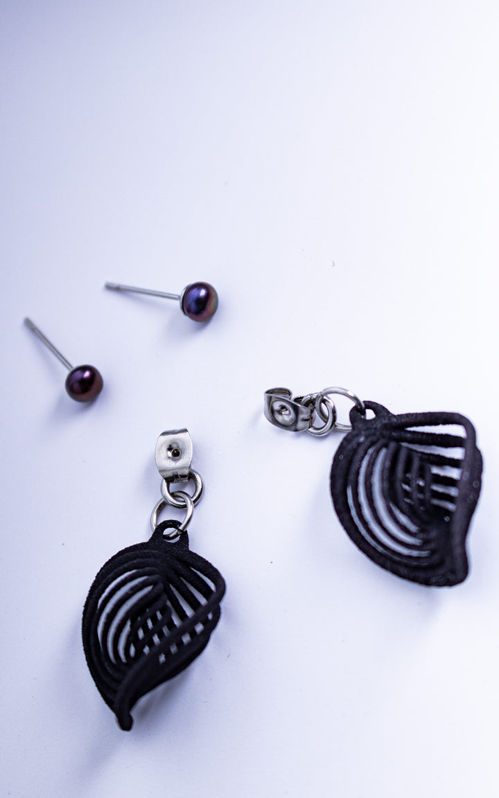 Boucles d’oreilles NEBULA &amp; Perle noires en nylon recyclé imprimé 3D avec perles violettes et structure sculpturale ultralégère fabriquée au Québec