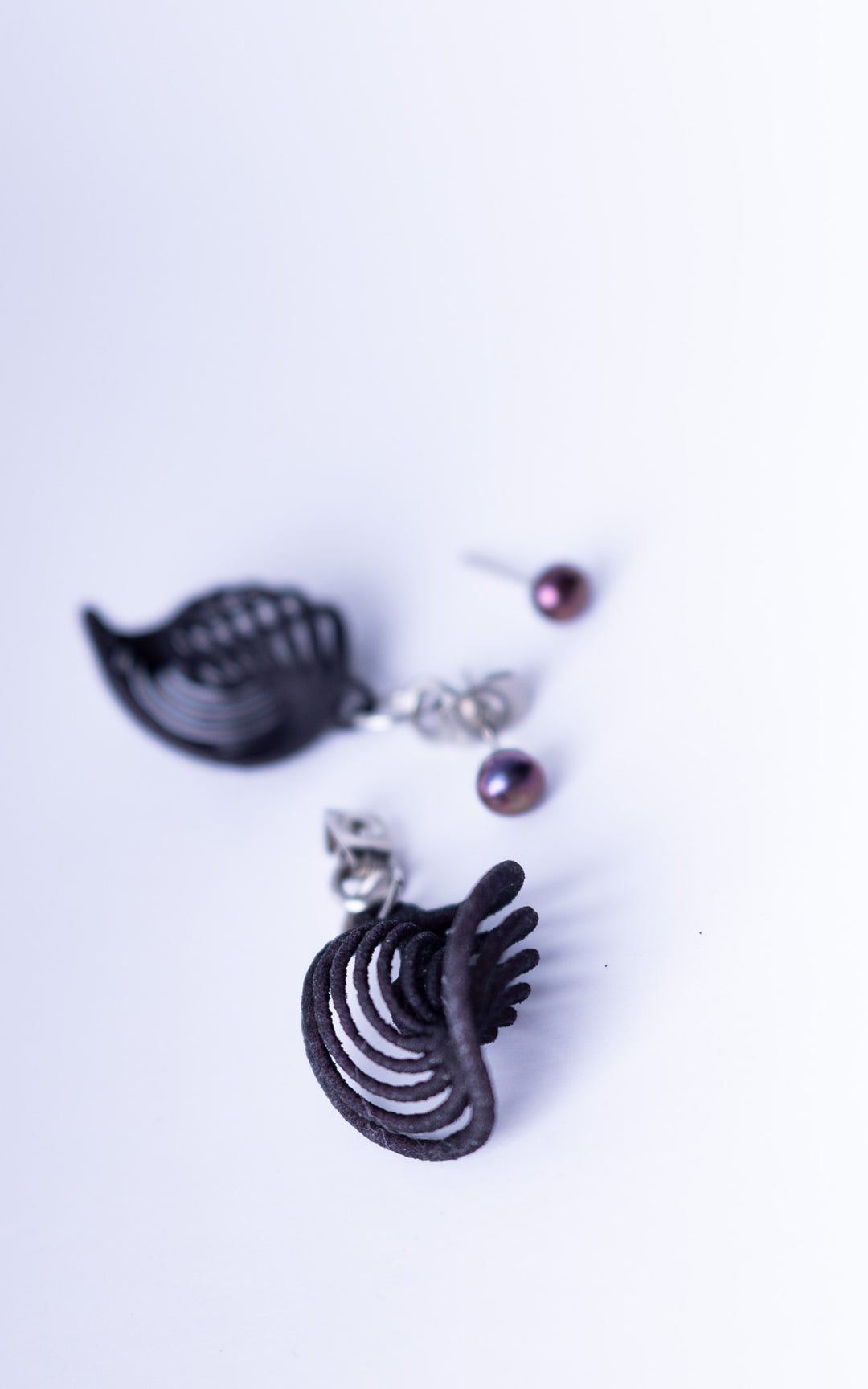 Boucles d’oreilles NEBULA &amp; Perle noires en nylon recyclé imprimé 3D avec perles noires et attache papillon ultralégère fabriquée au Québec